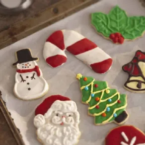 Biscotti fatti in casa per addobbare l'albero di Natale