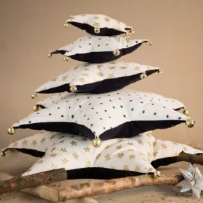 Albero di Natale realizzato con cuscini