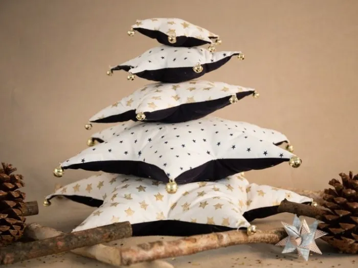 Albero di Natale realizzato con cuscini