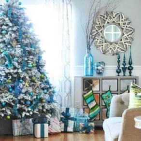 Albero bianco addobbato di oro