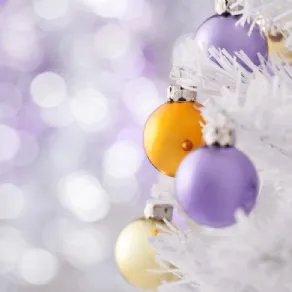 Albero di Natale con addobbi neri