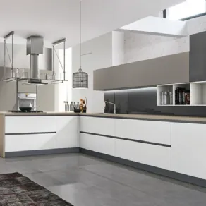 zona kitchen con blocco cucina panna e legno chiaro, tappeti etnici e tavolino con parete divisoria