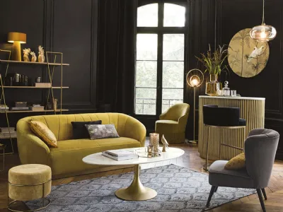 È di Maisons du Monde il mobile bar Louxor in metallo color ottone con struttura in metallo ondulato zincato, piano in marmo bianco, e struttura interna attrezzata con cassetti, portabicchieri e portabottiglie