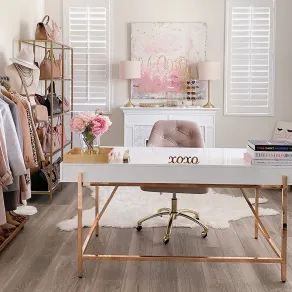 Bianco e rosa per un ufficio romantic chic. Credits: stylishpetite.com  