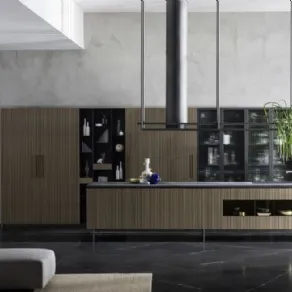 La cucina Rua di Tm Italia con impiallacciatura in legno di rovere tinto grigio fumo