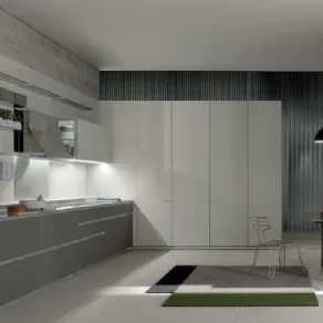 Cucina in vetro laccato grigio artico e accato grigio rugiada Icon di Ernestomeda