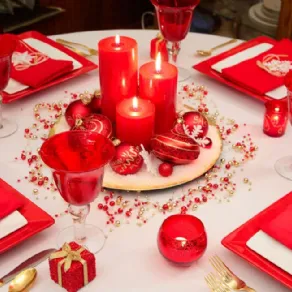 Tavola natalizia dai toni di rosso 