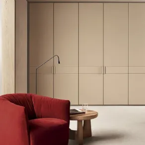 Soluzione con apertura complanare a battente Senzafine Cover di Poliform