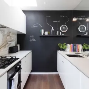 Cucina disposta lungo le due pareti più lunghe