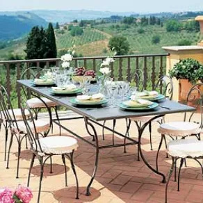 tavolo con sedie all'aperto