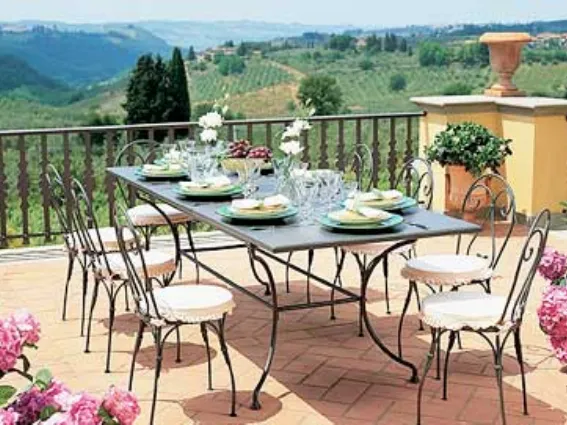 tavolo con sedie all'aperto