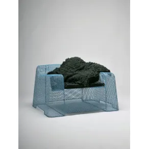 poltrona da esterno in rete di metallo blu con coperta effetto muschio verde