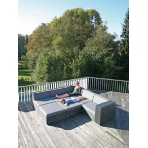 divano con pouf modulari grigi dalle linee squadrate, donna con bambino su terrazza con parquet in legno non trattato