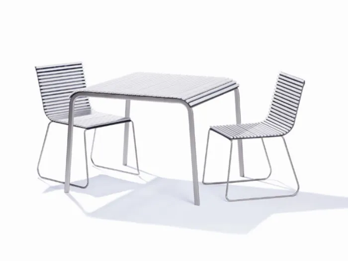 tavolo e due sedie con stuoia e piano in listelli di legno bianco e strutture in acciaio