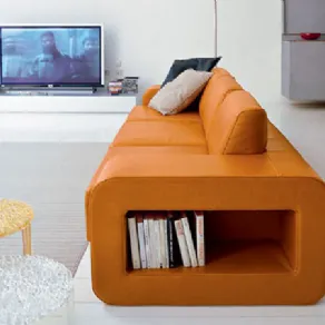 Divano arancio con contenitore