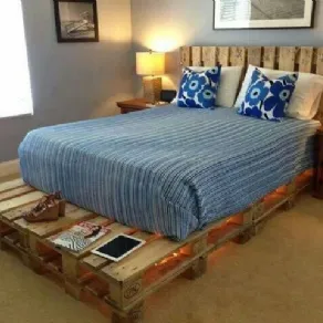 Camera da letto realizzata con pallets