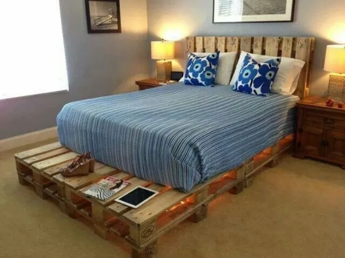 Camera da letto realizzata con pallets