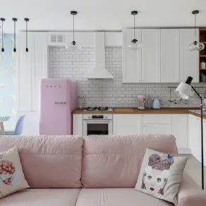 Il living con cucina a vista dell'attico Zefir