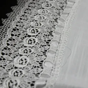 centrotavola in lino e macramè