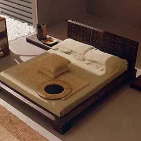 letto matrimoniale con struttura in legno e biancheria nei toni cappuccino e oro, vassoio circolare e comodini bassi in legno coordinato