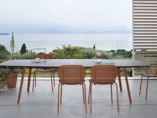 Grande terrazzo arredato con mobili Ikea