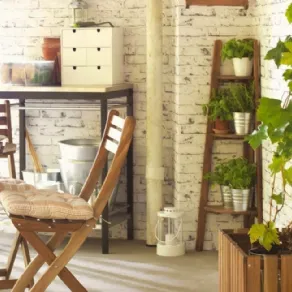 Arredamento esterno per balcone dai toni chiari e naturali