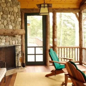 Veranda con camino arredata in stile rustico