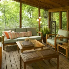 Il legno è protagonista di questa veranda caratterizzata da uno stile moderno