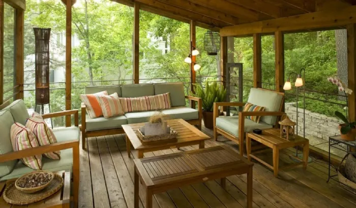 Il legno è protagonista di questa veranda caratterizzata da uno stile moderno