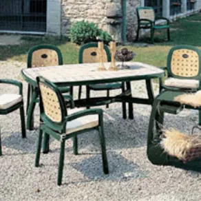 Tavolo e sedie da giardino di colore beige