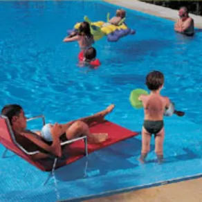 Chaise longue in acciaio inox a bordo piscina