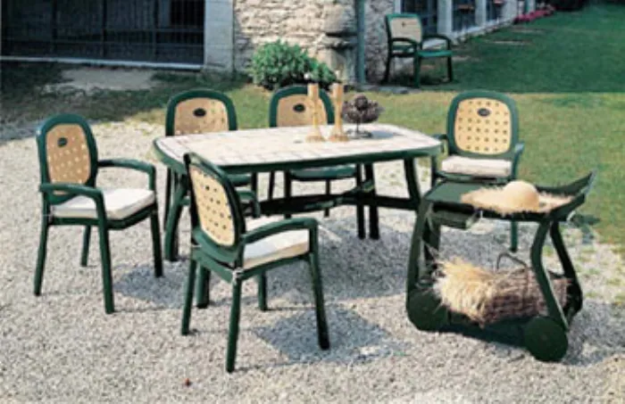 Tavolo e sedie da giardino di colore beige