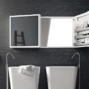 mobiletto bagno quadrato con ante a specchio e specchio interno, doppio lavabo bianco con rubinetto in acciaio a stelo