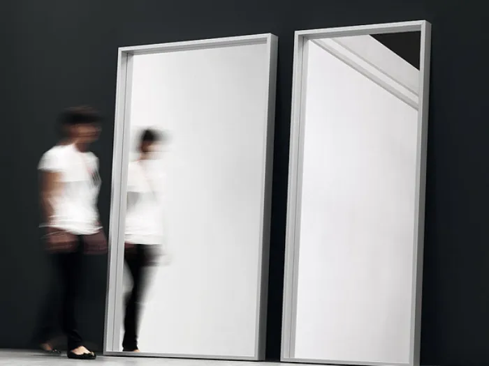 doppio specchio rettangolare con cornice bianca, donna in movimento