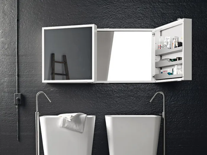 mobiletto bagno quadrato con ante a specchio e specchio interno, doppio lavabo bianco con rubinetto in acciaio a stelo
