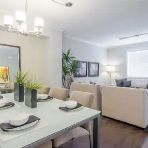 Esempio di lampada a terra e lampada a soffitto per l’open space 