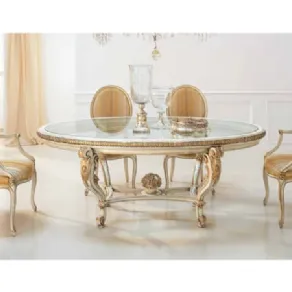 tavolo con piano in vetro e quattro sedie Luigi XVi, tutto nei toni del panna e oro