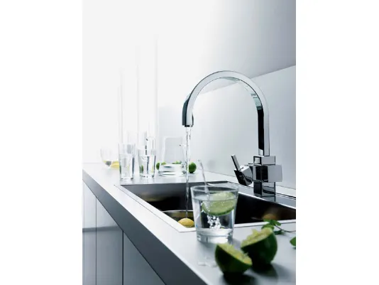 Acqua che scorre dal rubinetto in cucina