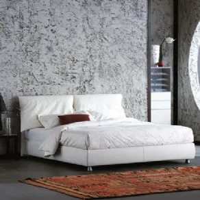 Camera con letto matrimoniale bianco