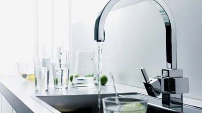 Acqua che scorre dal rubinetto in cucina