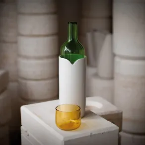 caraffa in vetro verde con contenitore in ceramica bianco e bicchiere in vetro giallo