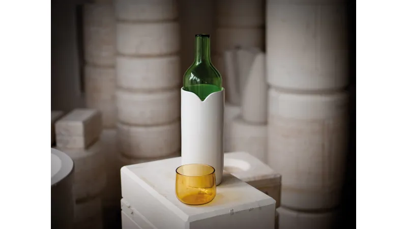 caraffa in vetro verde con contenitore in ceramica bianco e bicchiere in vetro giallo