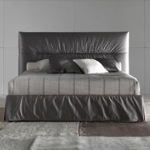 vista frontale del letto matrimoniale rivestito nei toni del grigio con lenzuola rigate