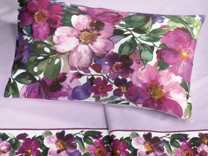 cuscino con fantasia floreale viola e lenzuolo lavanda con fascia in coordinato