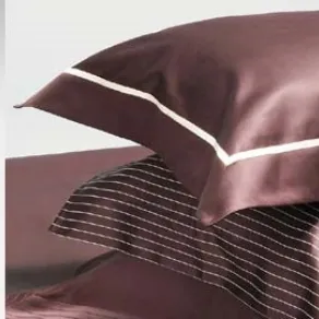 vestaglia e dettaglio di federa entrambi in raso color rosa antico