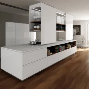 Cucina bianca con parquet in legno
