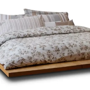 letto matrimoniale con copripiumino floreale sui toni del rosa e verde oliva, cuscini a righe abbinati