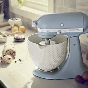 Il robot da cucina Artisan Heritage di Kitchen Aid ha la ciotola in ceramica chiodata
