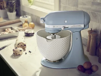 Il robot da cucina Artisan Heritage di Kitchen Aid ha la ciotola in ceramica chiodata