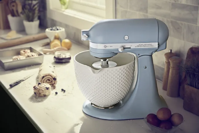 Il robot da cucina Artisan Heritage di Kitchen Aid ha la ciotola in ceramica chiodata